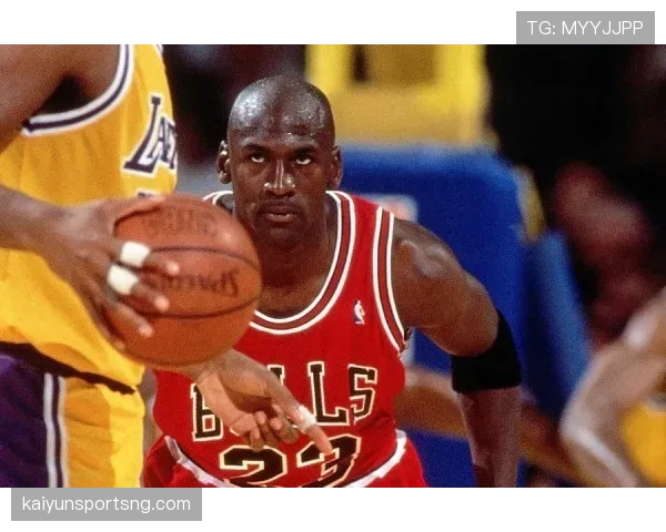 乔丹训练室里安静得吓人，跟外面party场怎么两个人似的