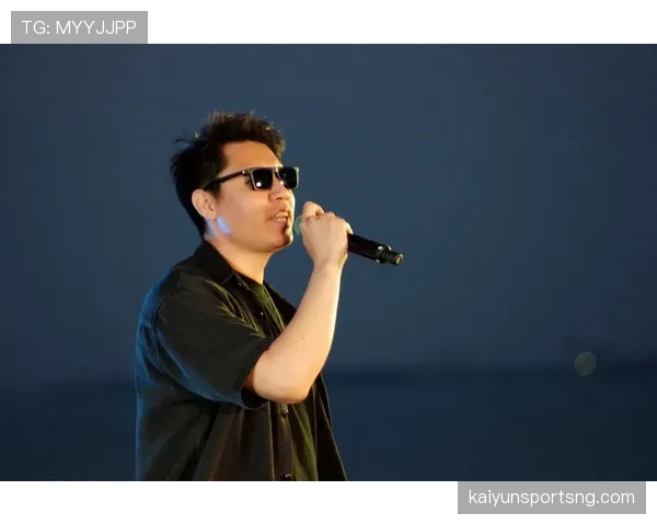 小罗又在沙滩上光脚踢球，这人设是真不打算改了？