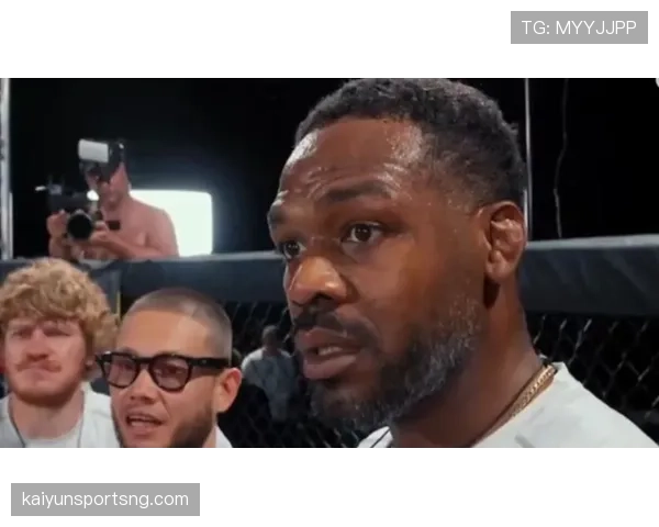 如果乔恩·琼斯周末去买菜，旁人会先盯他鞋子还是偷偷掏手机拍